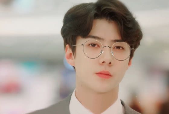 同樣是戴眼鏡，扛住了肖戰，躲過了易烊千璽，卻栽在他身上